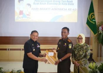 Pencanangan Kejari Kota Batu x Pemkot Batu menjadi orang tua asuh balita stunting di Balai Desa Oro-Oro Ombo, Kota Batu, Selasa (18/7/2023).