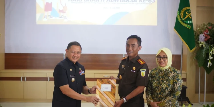 Pencanangan Kejari Kota Batu x Pemkot Batu menjadi orang tua asuh balita stunting di Balai Desa Oro-Oro Ombo, Kota Batu, Selasa (18/7/2023).