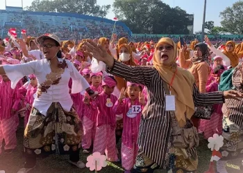 Antusias guru bersama siswa PAUD mengikuti gebyar tarian massal.