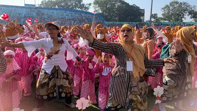 Antusias guru bersama siswa PAUD mengikuti gebyar tarian massal.