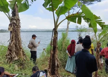 Petugas bersama warga mencari dua pencari biawak yang tenggelam di Bendungan Sutami.