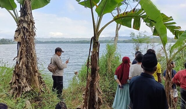Petugas bersama warga mencari dua pencari biawak yang tenggelam di Bendungan Sutami.