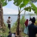 Petugas bersama warga mencari dua pencari biawak yang tenggelam di Bendungan Sutami.