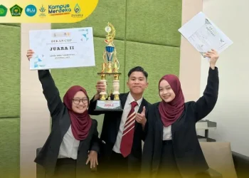 Tiga mahasiswa UIN Malang raih juara dua di ajang debat nasional.
