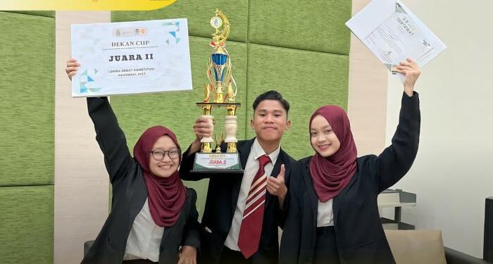 Tiga mahasiswa UIN Malang raih juara dua di ajang debat nasional.