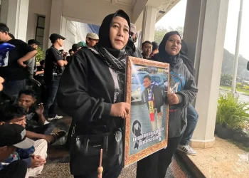 Kolifatul Nur, Ibunda almarhum Jovan Farellino Pratama (15), salah satu korban meninggal Tragedi Kanjuruhan turut serta dalam aksi Malang Menghitam bersama Aremania.
