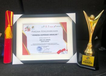 Bupati Malang, Sanusi menerima penghargaan sebagai Pembina Koperasi Andalan dari Dekopin