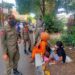 Petugas Satpol PP Kota Malang mengamankan pengemis yang membawa 2 anaknya diduga untuk mencari belaskasihan di Tlogomas.