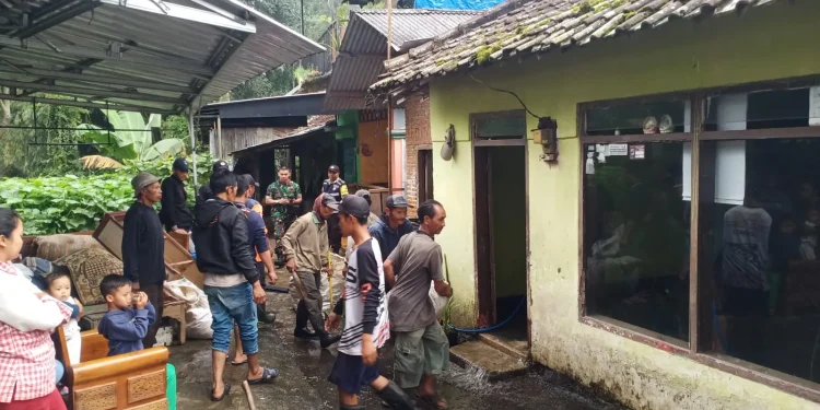 rumah terbakar gegara charger ponsel lupa dicabut