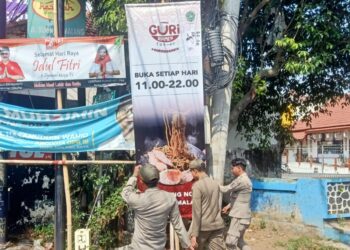 Satpol PP Kota Malang menertibkan reklame nakal di trotoar