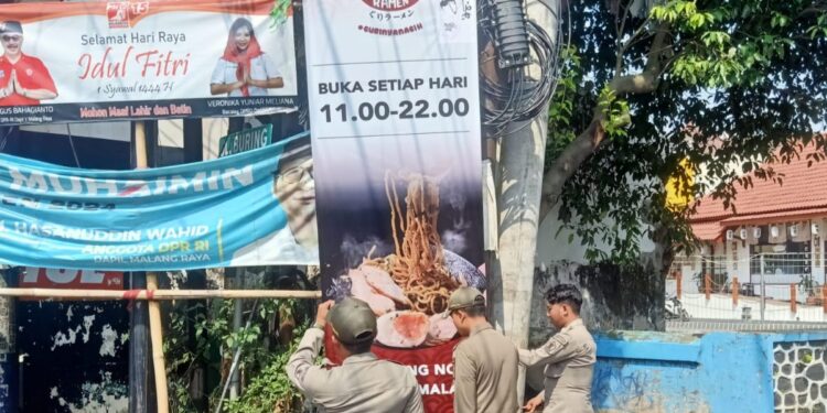 Satpol PP Kota Malang menertibkan reklame nakal di trotoar