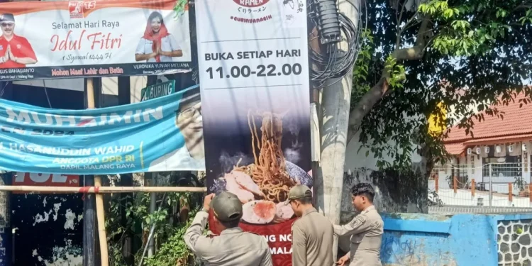 Satpol PP Kota Malang menertibkan reklame nakal di trotoar