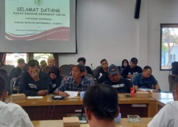 Keluarga korban Tragedi Kanjuruhan temui anggota DPRD Kabupaten Malang terkait penolakan renovasi Stadion Kanjuruhan. Foto: Aisyah Nawangsari Putri