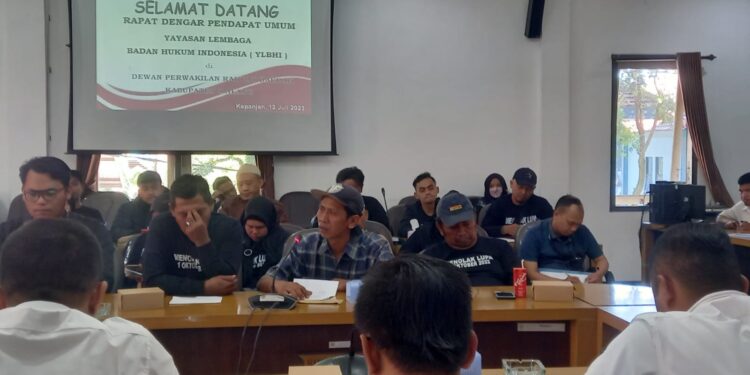 Keluarga korban Tragedi Kanjuruhan temui anggota DPRD Kabupaten Malang terkait penolakan renovasi Stadion Kanjuruhan. Foto: Aisyah Nawangsari Putri