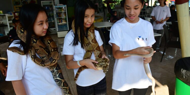 Hari ular sedunia diperingati di Predator fun Park