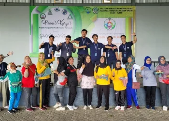 lanjut usia - Dukung Peningkatan Potensi dan Kreativitas Ibu-Ibu Lanjut Usia, KKN UM Desa Takok Beri Pelatihan Menyulam