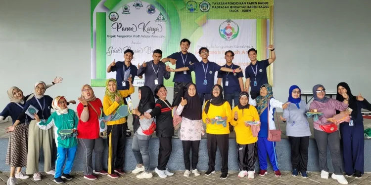 lanjut usia - Dukung Peningkatan Potensi dan Kreativitas Ibu-Ibu Lanjut Usia, KKN UM Desa Takok Beri Pelatihan Menyulam