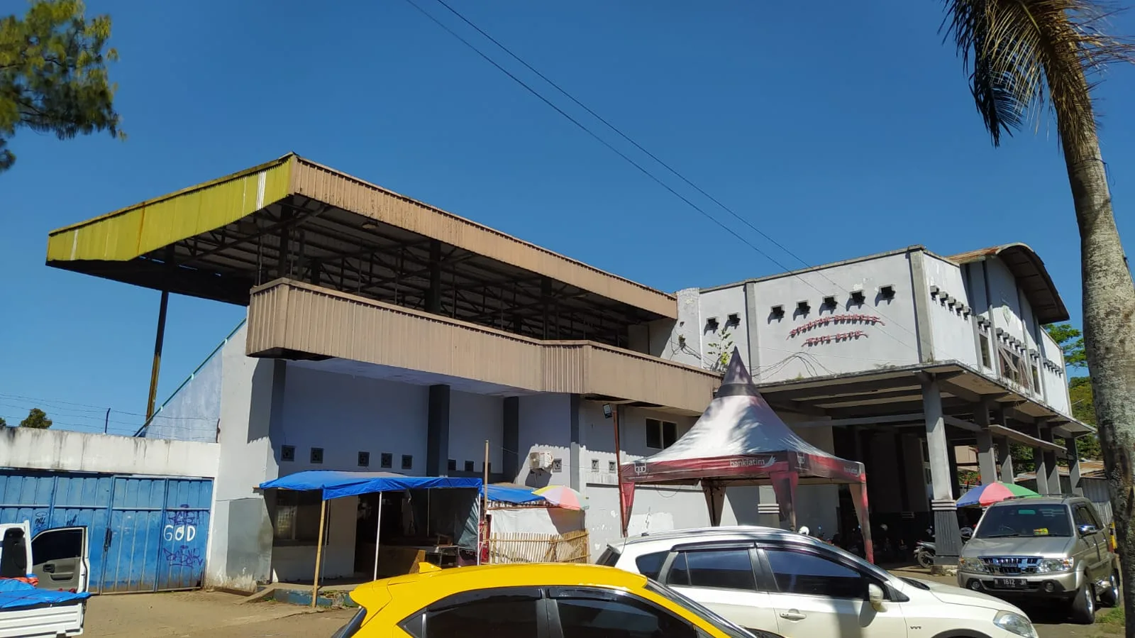 Kondisi Stadion Gelora Brantas terkini yang masih menjadi tempat relokasi pedagang.