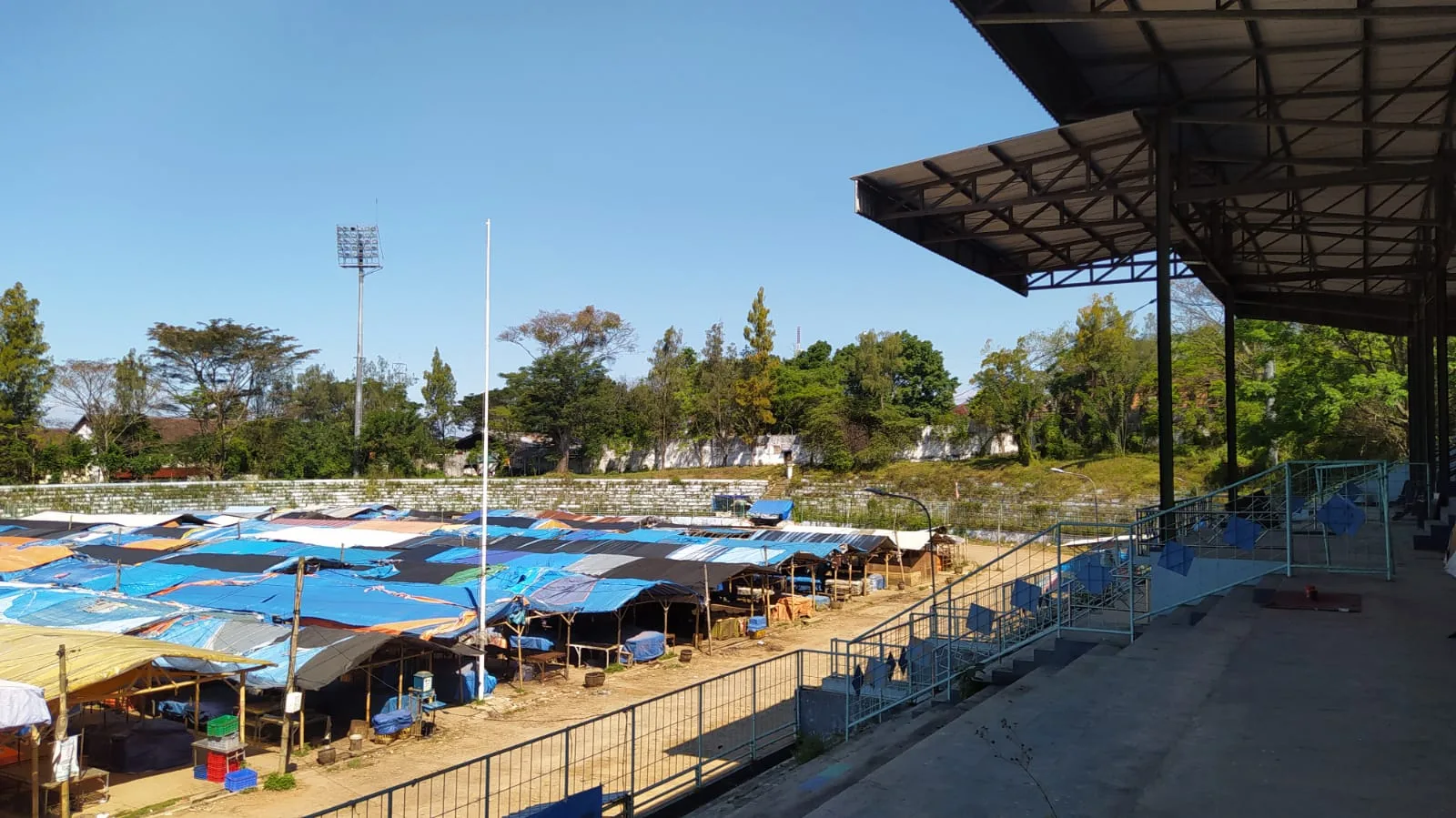 Kondisi Stadion Gelora Brantas terkini yang masih menjadi tempat relokasi pedagang.