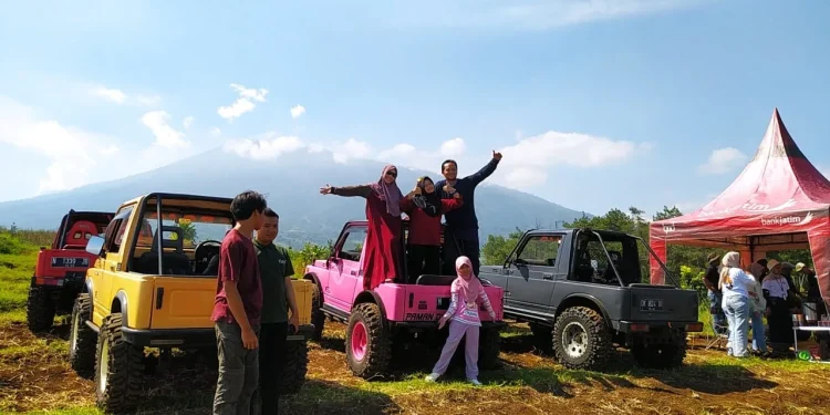 Sensasi berwisata dengan menunggangi mobil offroad menikmati lanskap pemandangan dari lereng Gunung Arjuna di Desa Bumiaji, Kota Batu. Foto: Azmy