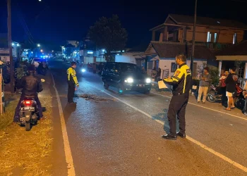 salip mobil dari kanan terjatuh dan tewas