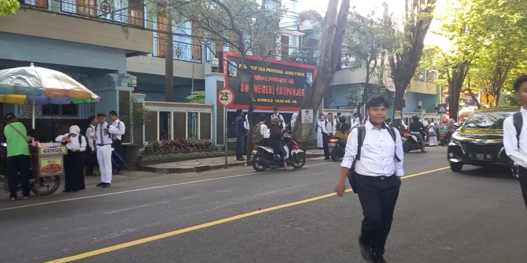 seragam sekolah di kabupaten malang