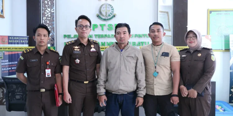 Kejari Kota Batu mengamankan terpidana DPO, Guntur Utomo (dua dari kanan) pemalsuan surat kematian. Foto: Kejari Kota Batu