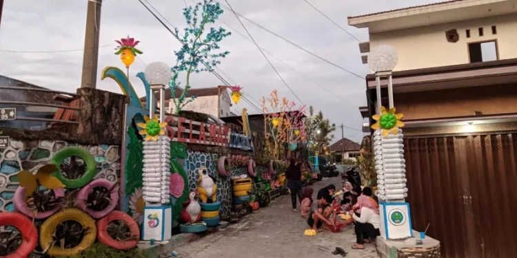 mahasiswa kkn um,kampung daur ulang,kota batu - Partisipasi Mahasiswa KKN UM dalam Pengembangan Kampung Budaya dan Kampung Daur Ulang di Kota Batu