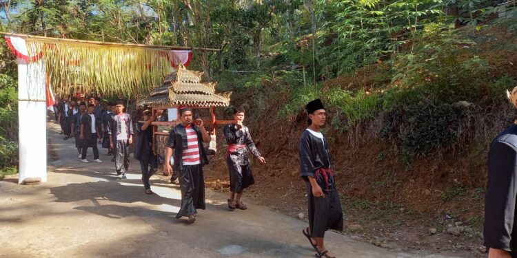 Arak-arakan tumpeng memasuki wisata sumber Umbulan Tanaka.