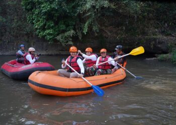 Pj Wali Kota Batu Aries Agung Paewai ikut turun sungai melepas secara simbolis peserta susur dan bersih Sungai Brantas, Kamis (27/7/2023).