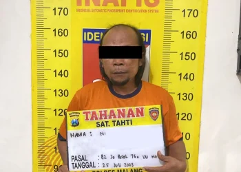 Tersangka NA usai diamankan di Polres Malang.