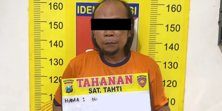 Tersangka NA usai diamankan di Polres Malang.