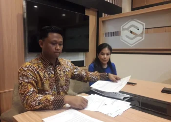 Nasabah BRI Prioritas, Silvia YAP, korban pembobolan saldo rekening didampingi kuasa hukumya, Hilmy F Ali memberikan keterangan saat berada di Kota Malang.