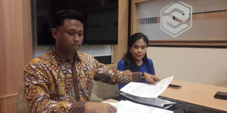 Nasabah BRI Prioritas, Silvia YAP, korban pembobolan saldo rekening didampingi kuasa hukumya, Hilmy F Ali memberikan keterangan saat berada di Kota Malang.
