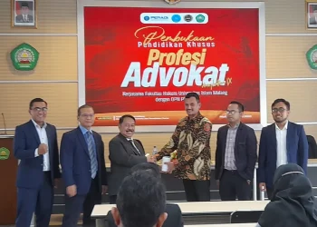 Penyerahan cindera mata kepada Dian Aminudin, SH selaku ketua DPC PERADI Malang.