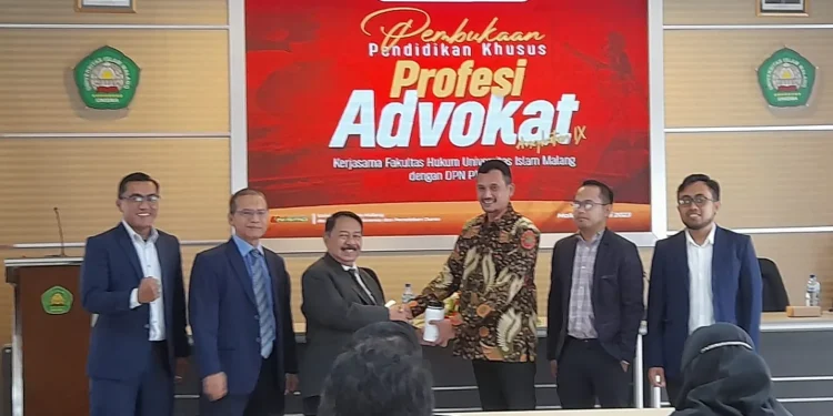 Penyerahan cindera mata kepada Dian Aminudin, SH selaku ketua DPC PERADI Malang.