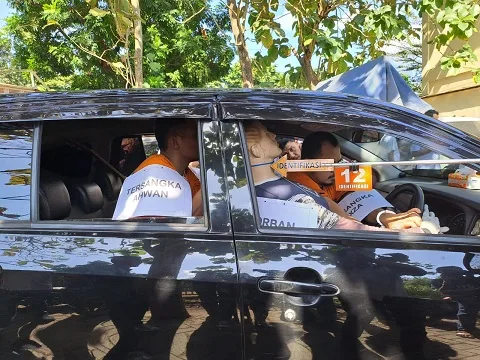 Salah satu adegan saat tersangka menjerat leher korban.
