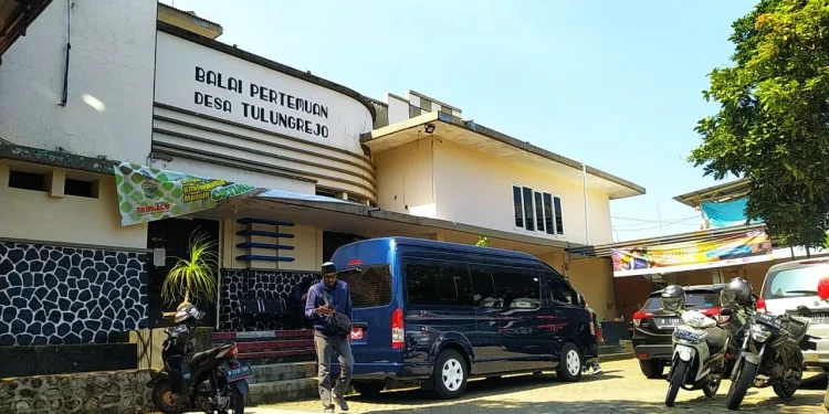 Balai Desa Tulungrejo menjadi salah satu objek cagar budaya. Hingga saat ini, keotentikan arsitekturnya masih terjaga
