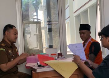Dua orang tersangka warga Kota Batu, Jawa Timur saat diperiksa di Kejari Kota Batu.
