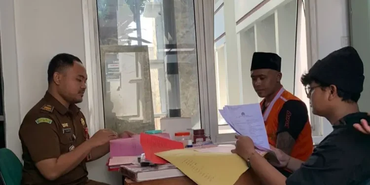 Dua orang tersangka warga Kota Batu, Jawa Timur saat diperiksa di Kejari Kota Batu.