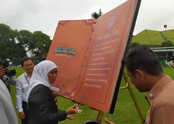 Khofifah menandatangi penyerahan donasi buku 'Panca Darma Garda' secara simbolis dari SMK PGRI 3 Malang kepada Perpustakaan Anak Jabung.