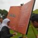 Khofifah menandatangi penyerahan donasi buku 'Panca Darma Garda' secara simbolis dari SMK PGRI 3 Malang kepada Perpustakaan Anak Jabung.