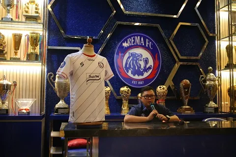 Jersey away Arema FC. 