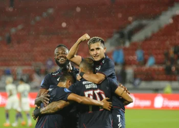 Pemain Arema FC melakukan selebrasi gol saat melawan Persib Bandung.