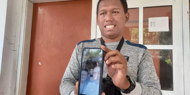 Hanafi menunjukkan swafotonya bersama Jokowi.