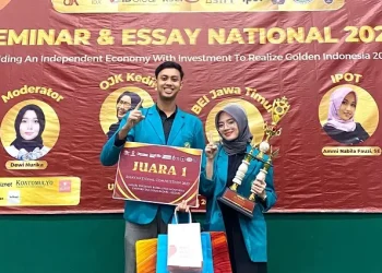 Mahasiswa unisma saat menerima piala juara 1 satu kompetisi esai nasional.