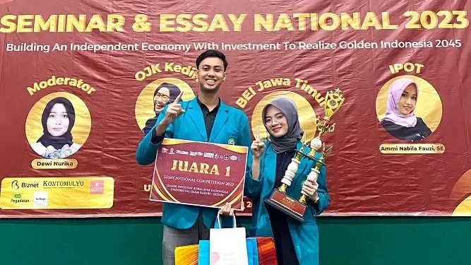 Mahasiswa unisma saat menerima piala juara 1 satu kompetisi esai nasional.