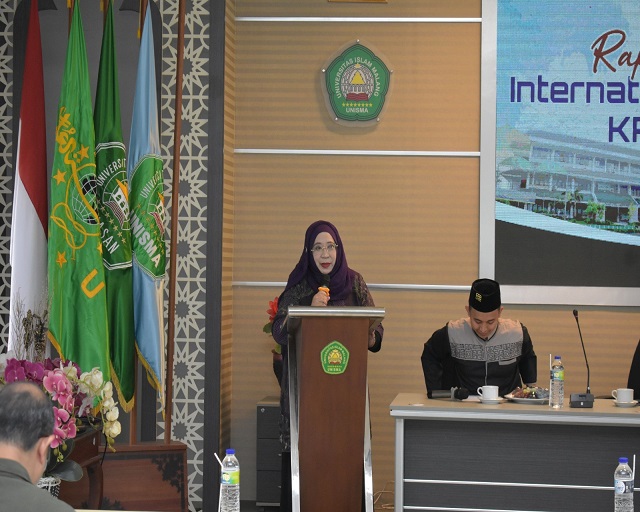 Dekan Fakultas Ekonomi dan Bisnis Universitas Islam Malang, Nur Diana SE MSi saat memberikan sambutan.