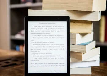 Gunakan aplikasii e-book gratis untuk mengakses bacaan kapan saja.