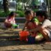 Tiga orang anak bermain di Taman Merbabu, Kota Malang, milik Pemerintah Kota Malang, Senin (10/7/2023).